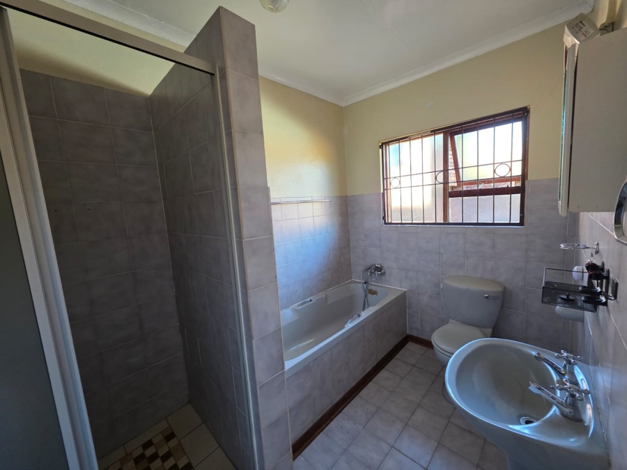 To Let 3 Bedroom Property for Rent in Langenhovenpark Free State